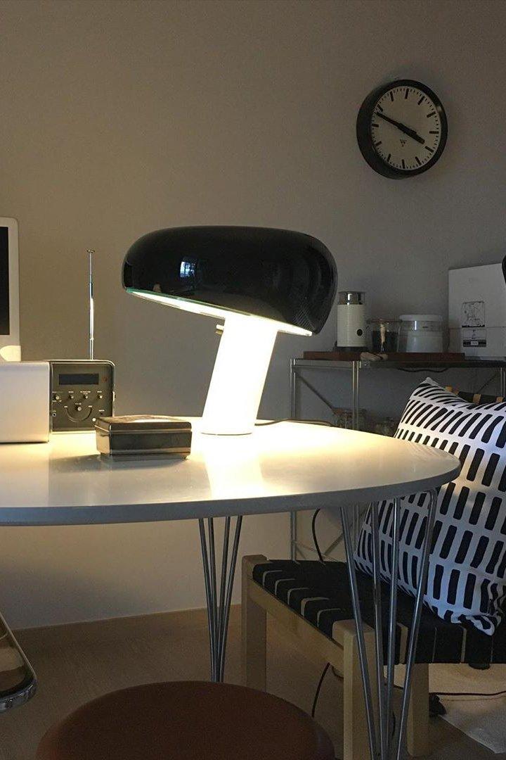 Bordlampe med marmordekoration