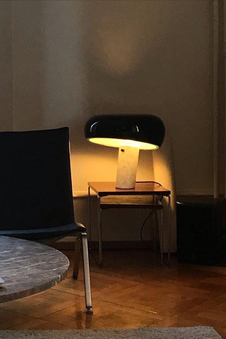 Bordlampe med marmordekoration