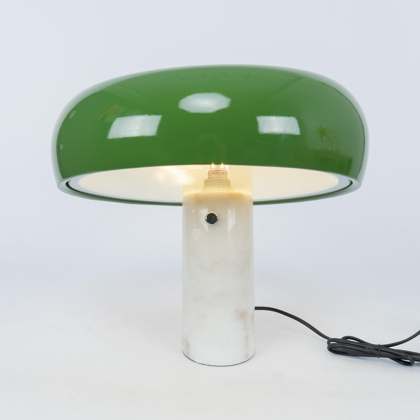 Bordlampe med marmordekoration